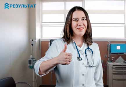 Врач поднимает большой палец руки вверх