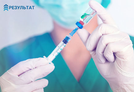 Врач готовится к введению препарата